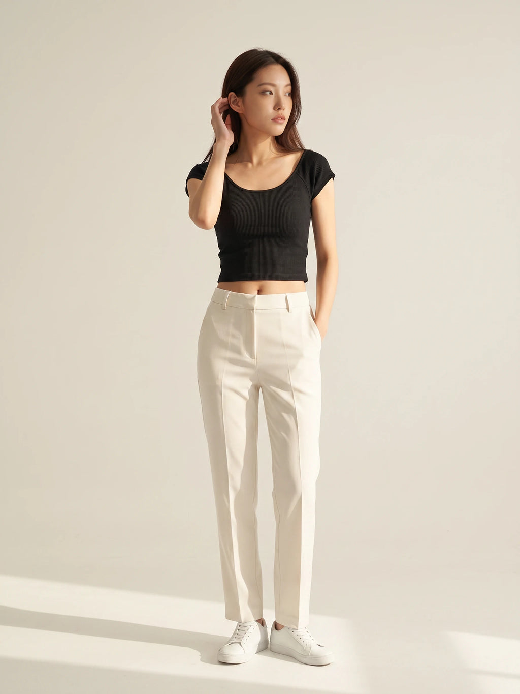 大圓領素T-黑 情境